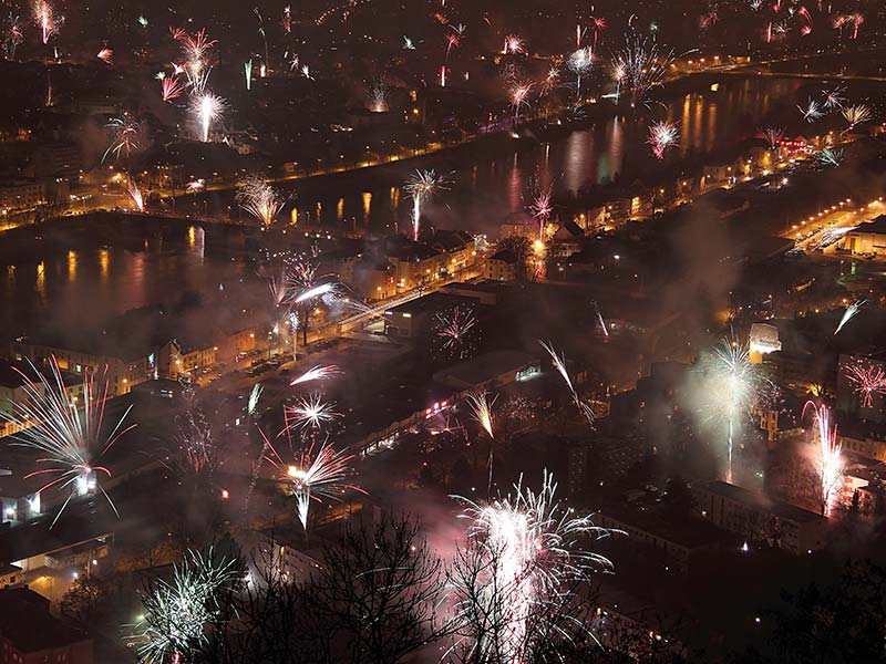 Vogelperspektive über eine Stadt: Feinstaub in der Silvesternacht liegt in der Luft.